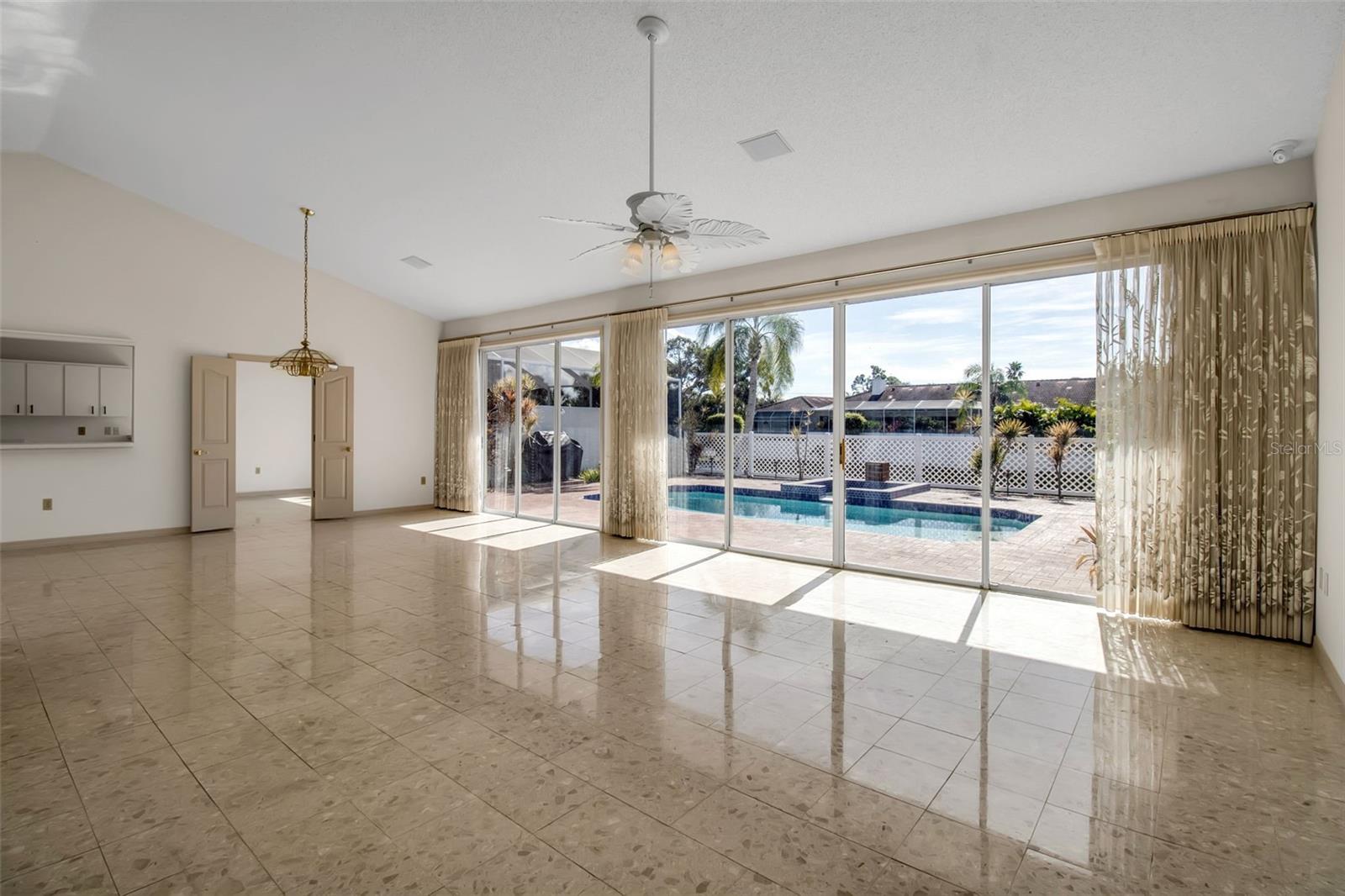 PALM COURT - Residential