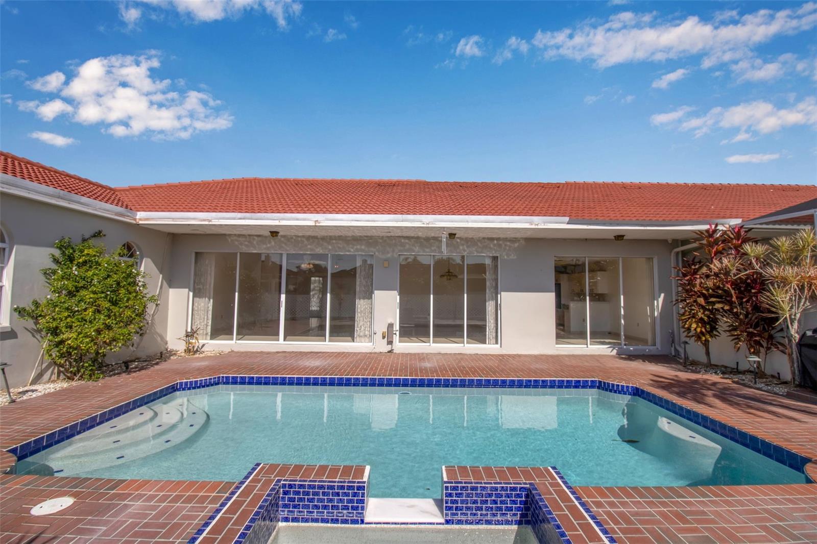 PALM COURT - Residential