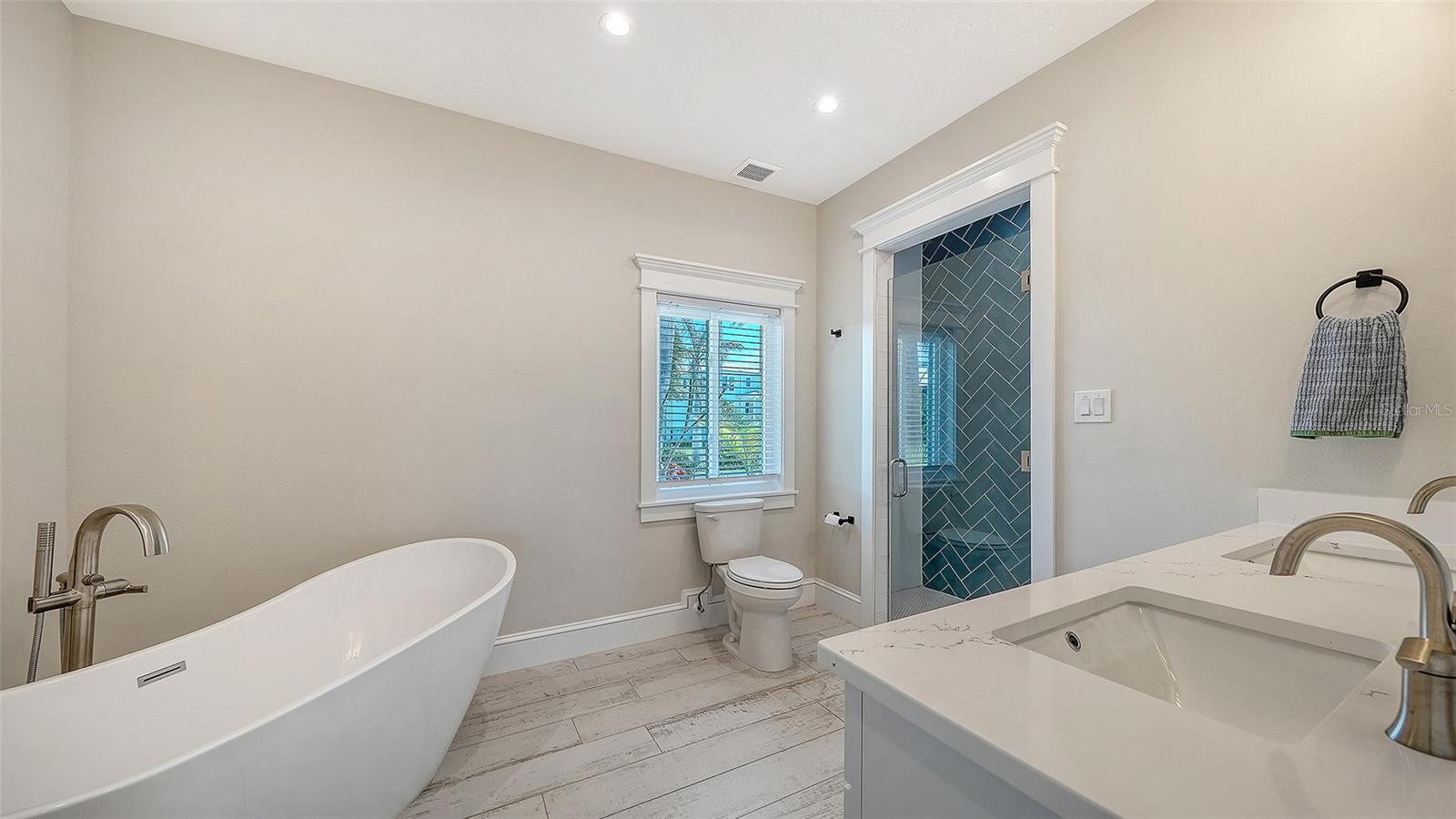 NORTH POINT HARBOUR UNIT THREE - Residential