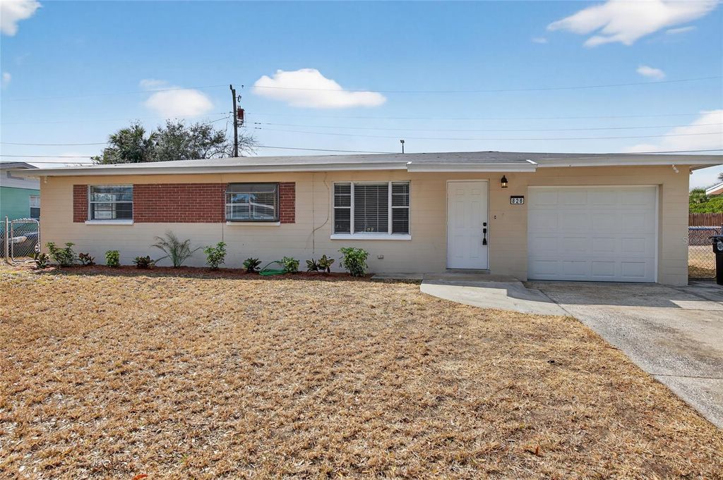 Photo of 828 White Court, Daytona Beach, FL 32117 (MLS # V4947409)