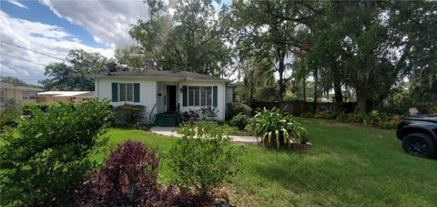 A home in PLANT CITY