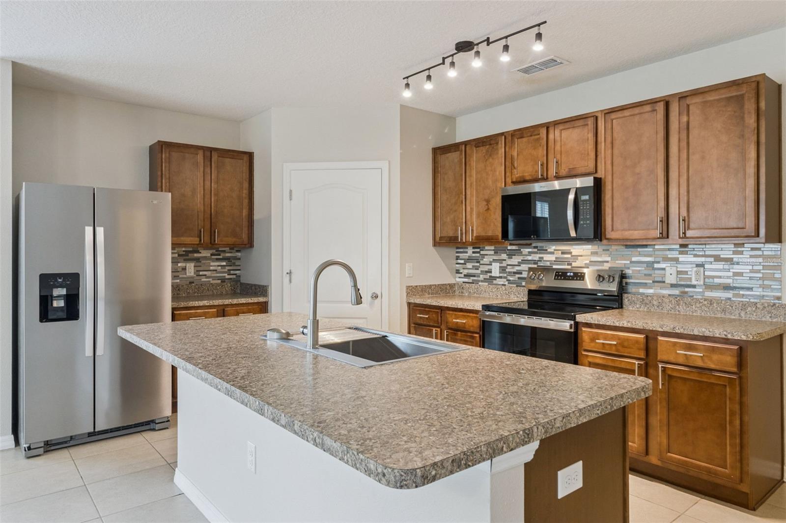LAKE CUMMINGS ESTATES - Residential