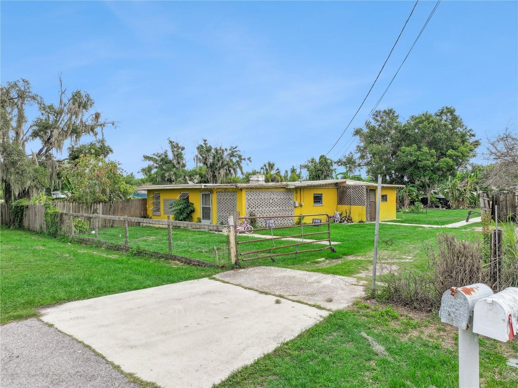Photo of 825 Cook Road, Mulberry, FL 33860 (MLS # L4962448)