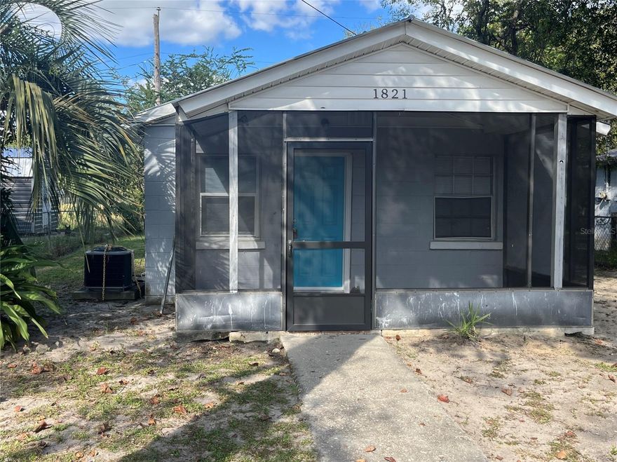 This adorable 2-bedroom home in Ocala features a charming front screened-in porch—perfect for morning coffee or evening relaxation. With cozy interiors and a welcoming layout, it’s a delightful retreat.
CALL TODAY TO VIEW !
