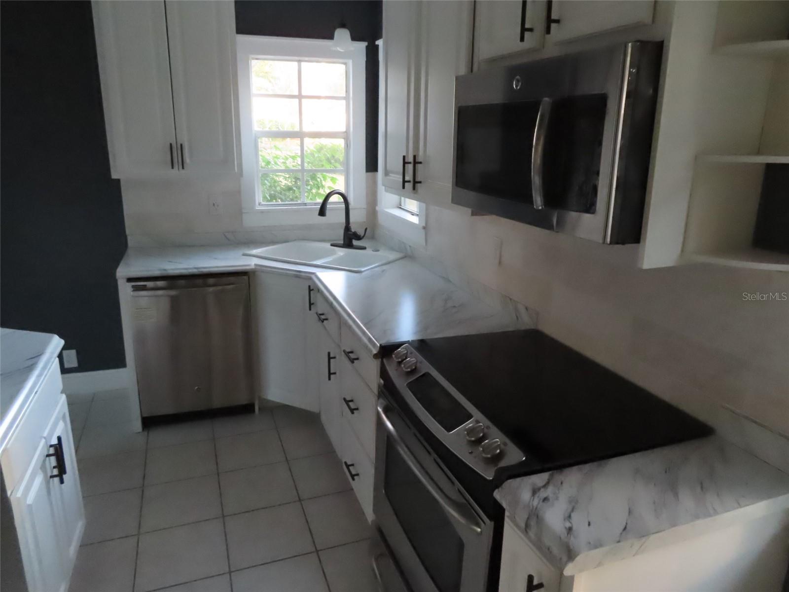 LAKE HUNTER TER - Residential