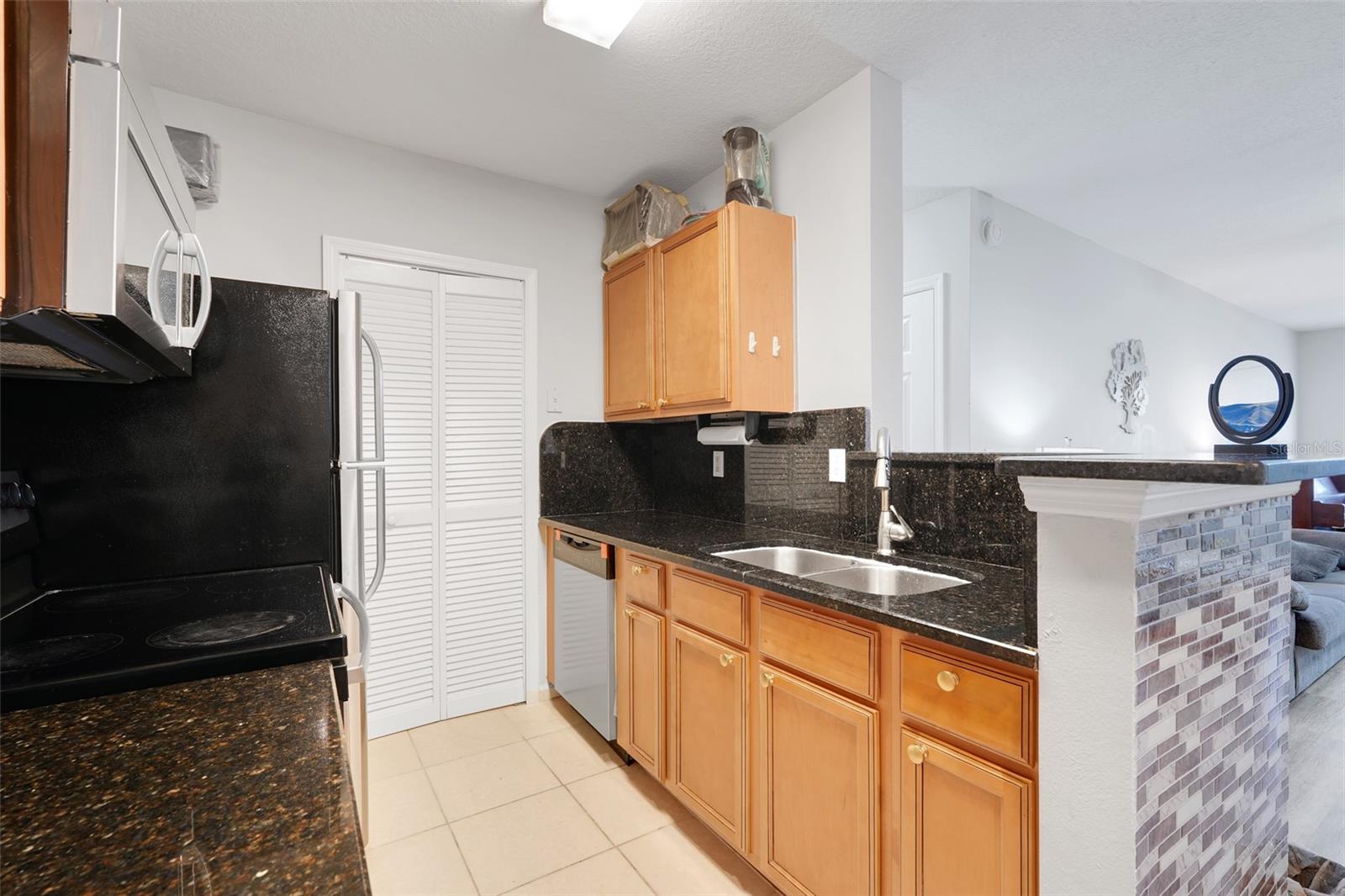 SUNERT LAKE - Residential