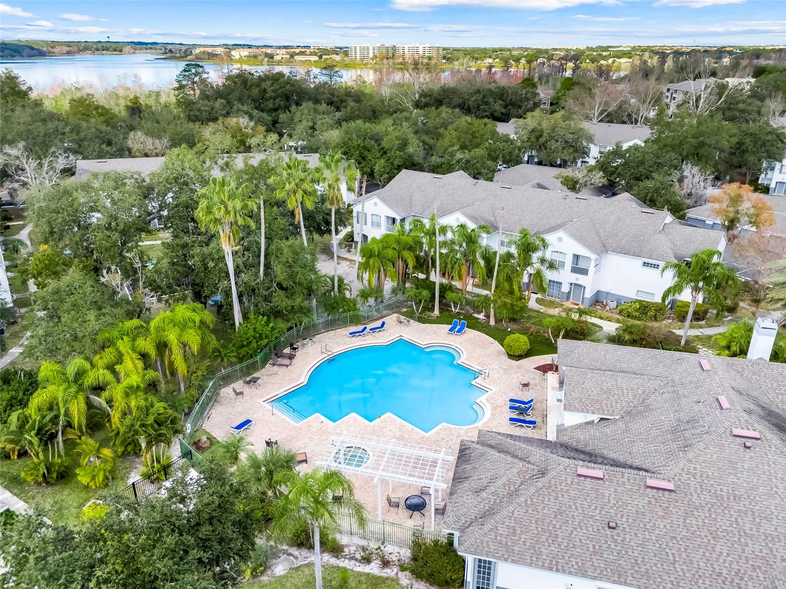 SUNERT LAKE - Residential