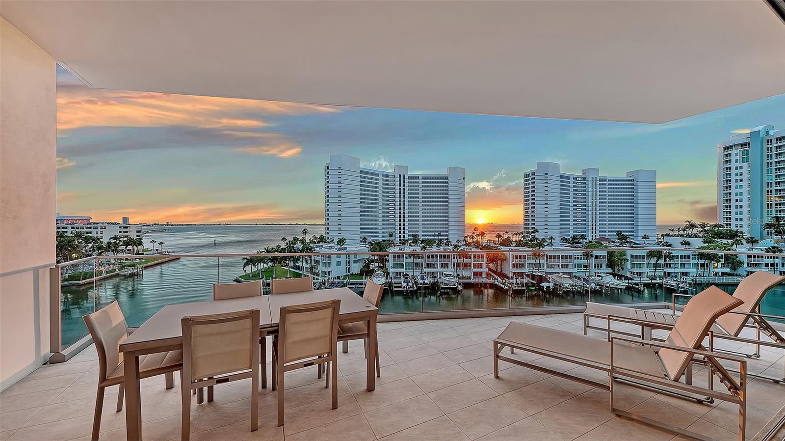THE RITZ CARLTON RESIDENCES - Residential