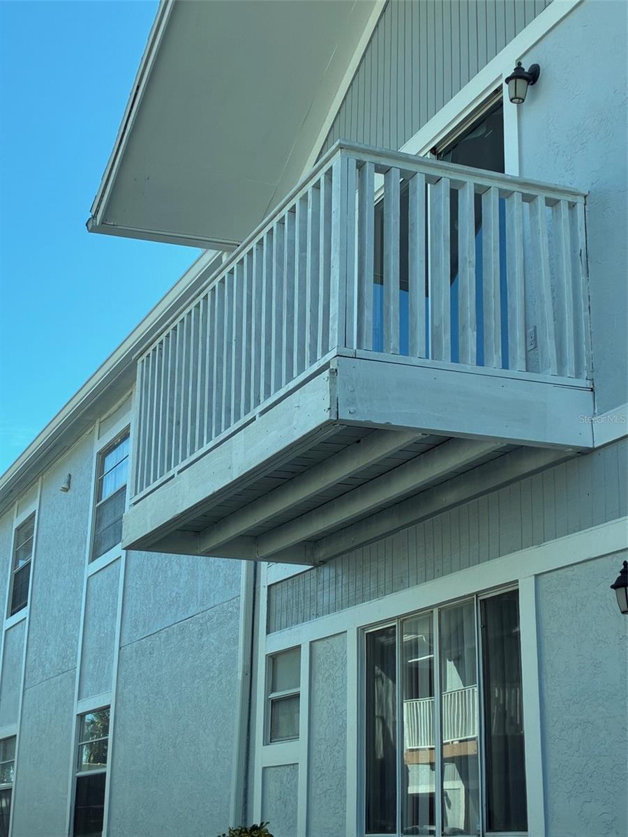 SOUTH TAMPA CONDOMINIUM! Fantastic second floor condo with a full size BALCONY! Luxury vinyl flooring throughout! Gorgeous updated kitchen with white wood cabinets, stainless steel appliances and double door refrigerator. Open concept living room with amazing space for your personal home theater! PLENTY OF NATURAL SUNSHINE! NEWLY UPDATED bathrooms ... one tub and other with a stand up shower. Primary bedroom has  DUAL closets!! WASHER and DRYER included! Plenty of closet space and storage! 1 assigned parking space. Walk to the popular Mad Dog pub, Bayshore Blvd or CVS! Fabulous location ... easy access to Selmon Express way and Bayshore Blvd! Come and tour today! Small pets okay. . . !