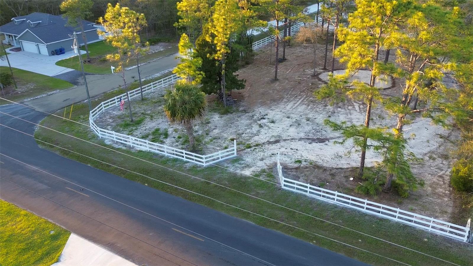 Really Big Royal Highlands corner lot for sale on a Paved Road. Partially fenced and Clean Land surrounded by a lot of new constructions. No Flood Insurance needed, no HOA and no CDD. Buying this lot could save you time and money if you want to own your own home, since the project for a nice house is already in the permits phase in Hernando County. Don't waste time and come to know this beautiful piece of land in a true natural paradise.
OBS: The adjacent Vacant Land (16266 Night Heron rd, Weeki Wachee 34614) is for Sale too.