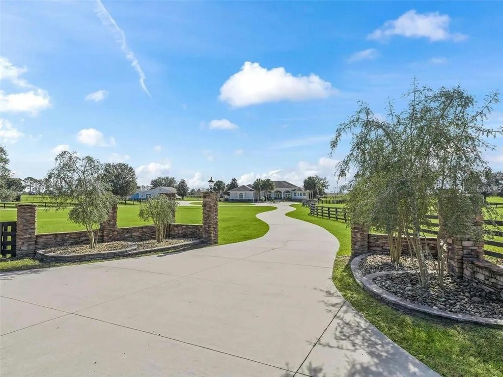 Photo of 2655 NW 102nd Boulevard, Wildwood, FL 34785 (MLS # OM716761)