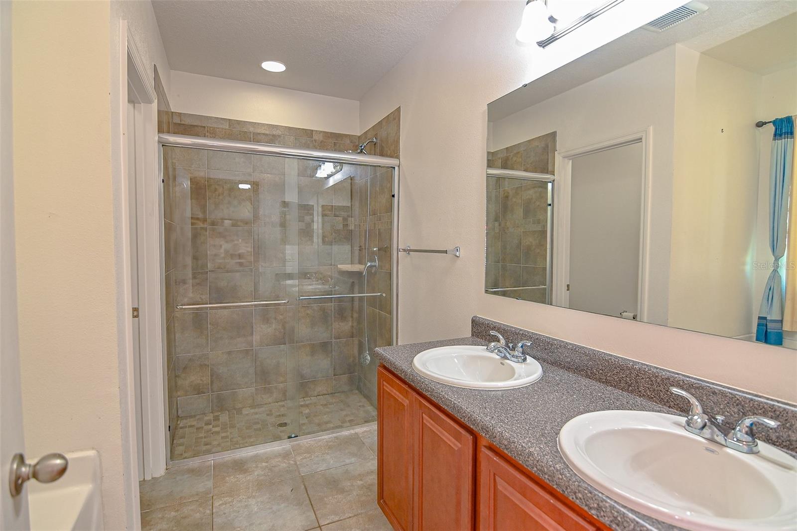 MABEL LOOP RIDGE SUB - Residential Lease