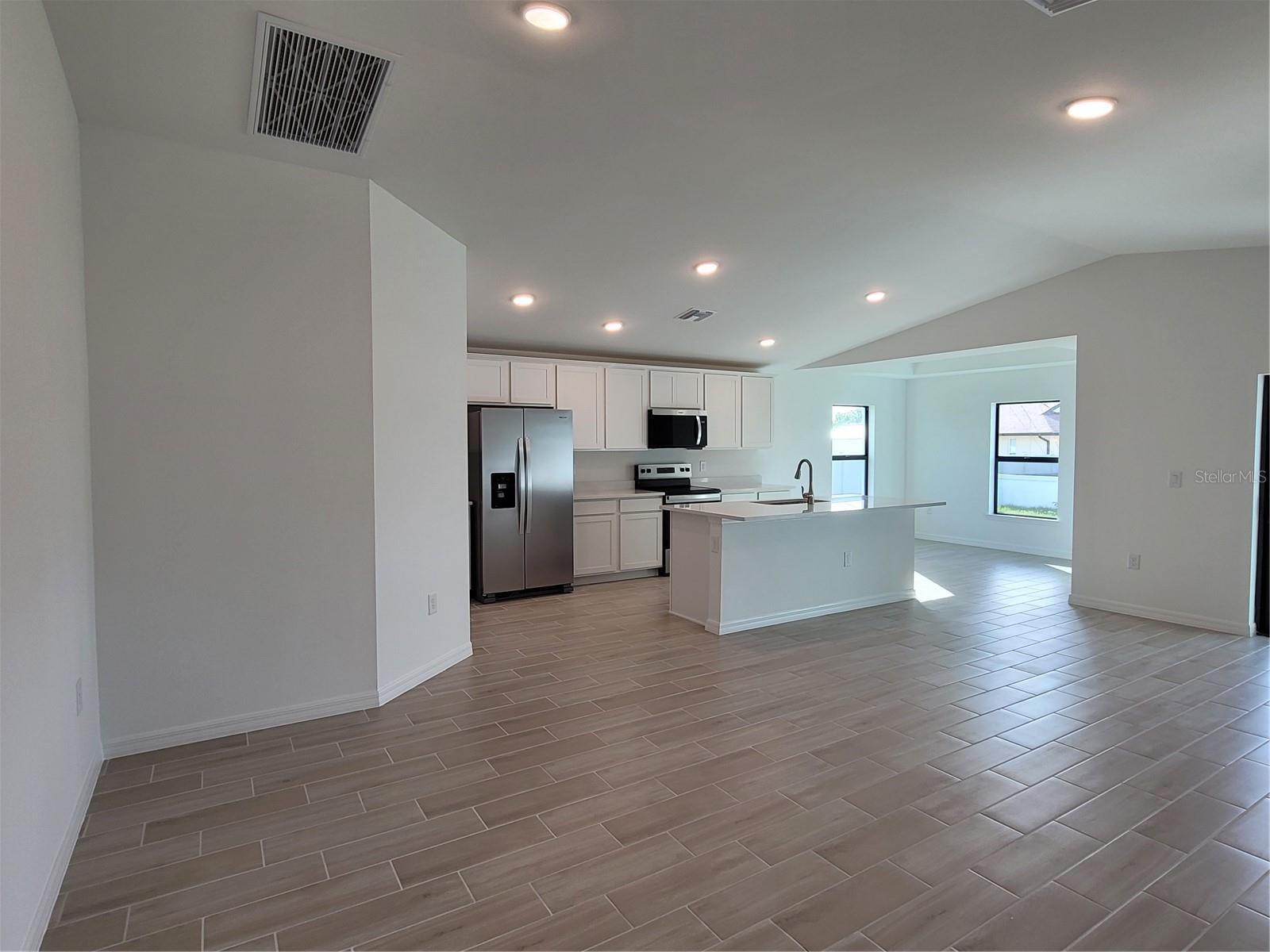 11100 VANESSA AVENUE