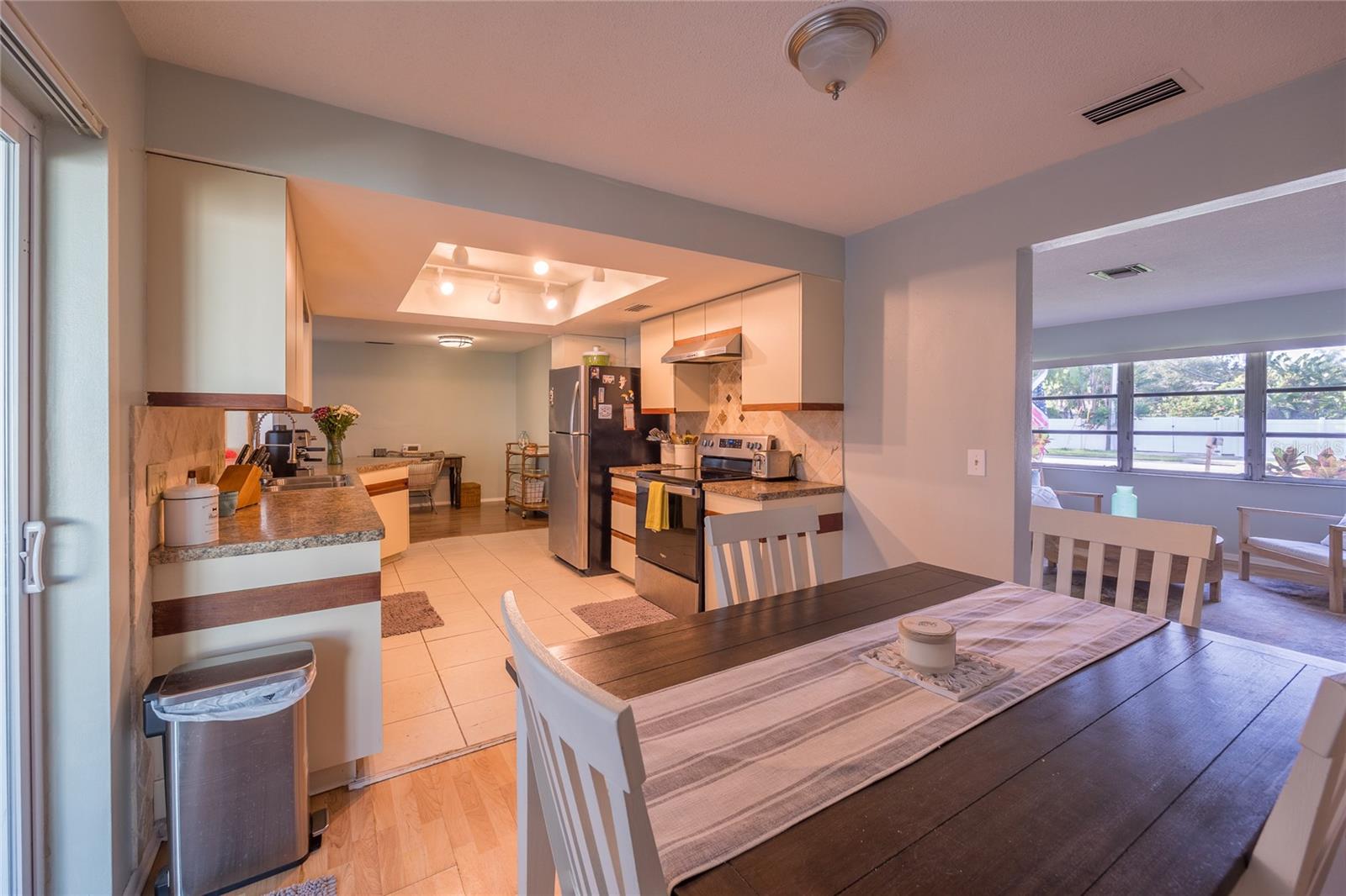 LAKESIDE TERRACE 1ST ADD - Residential Lease