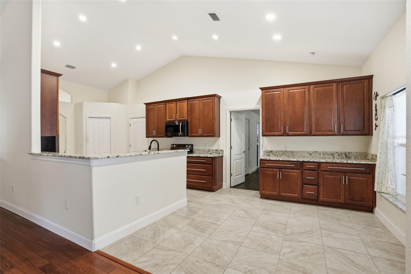 ROYAL HIGHLANDS - Residential