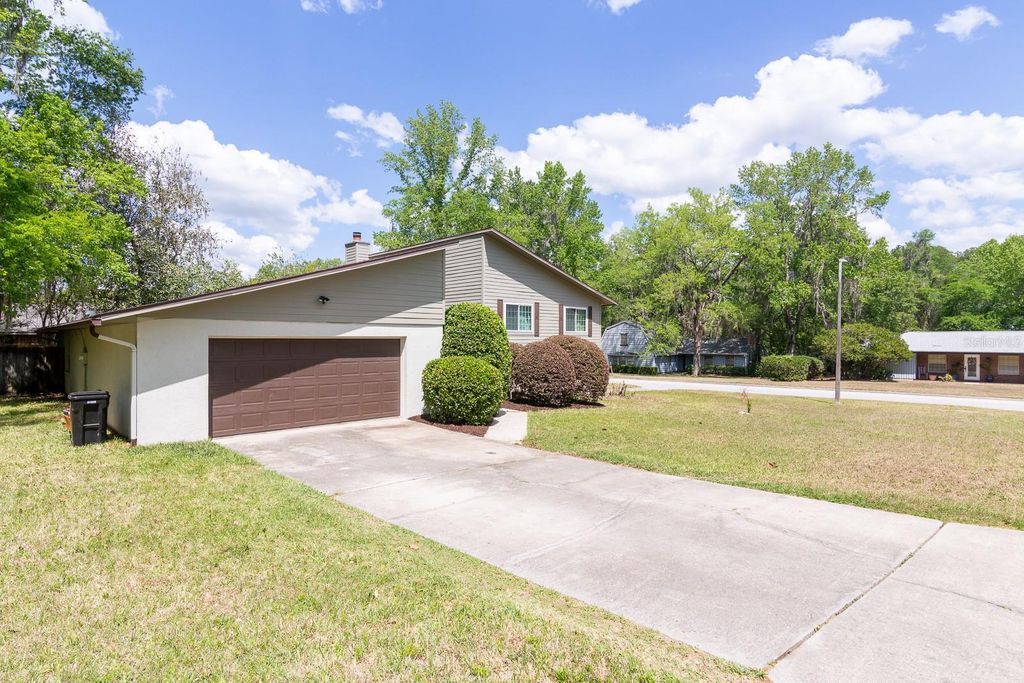 Photo of 612 NW 101st Street, Gainesville, FL 32607 (MLS # GC539804)