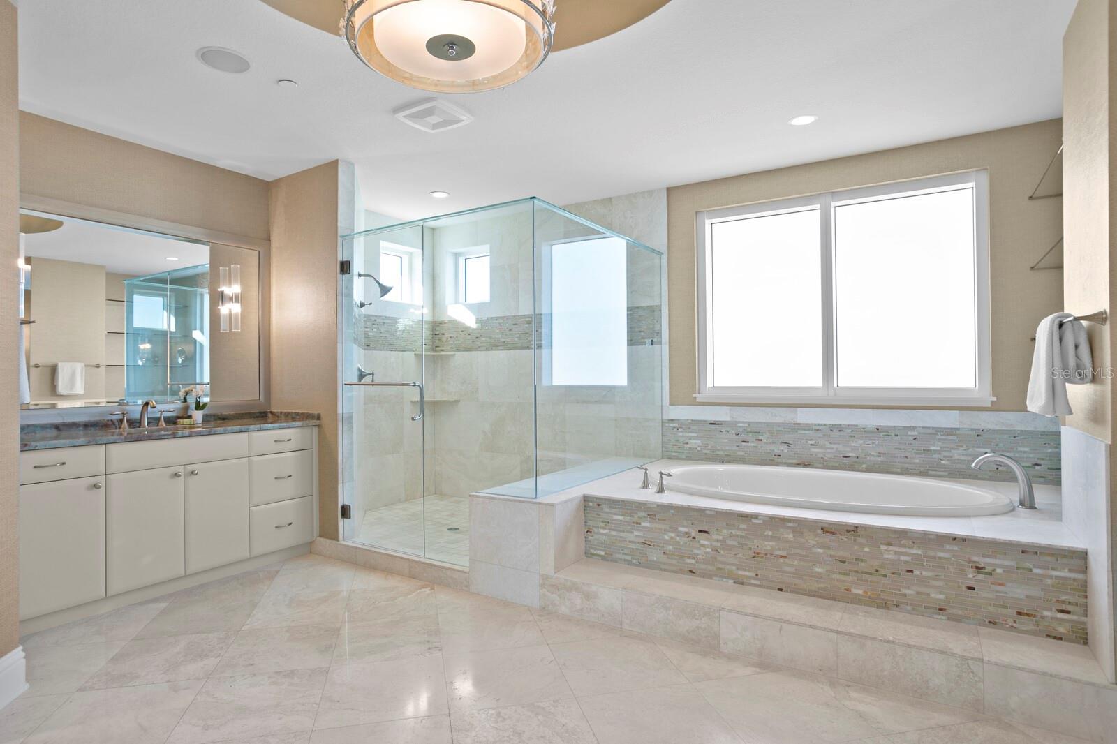 OVATION CONDO - Residential