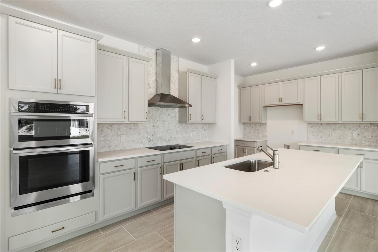 737 FARFIELDS STREET