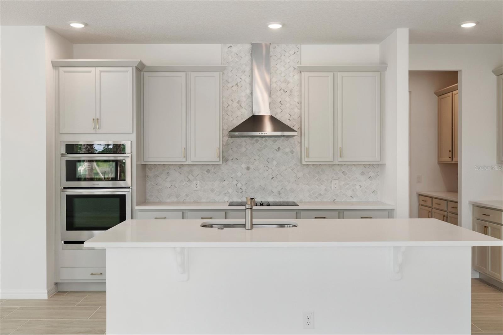 737 FARFIELDS STREET