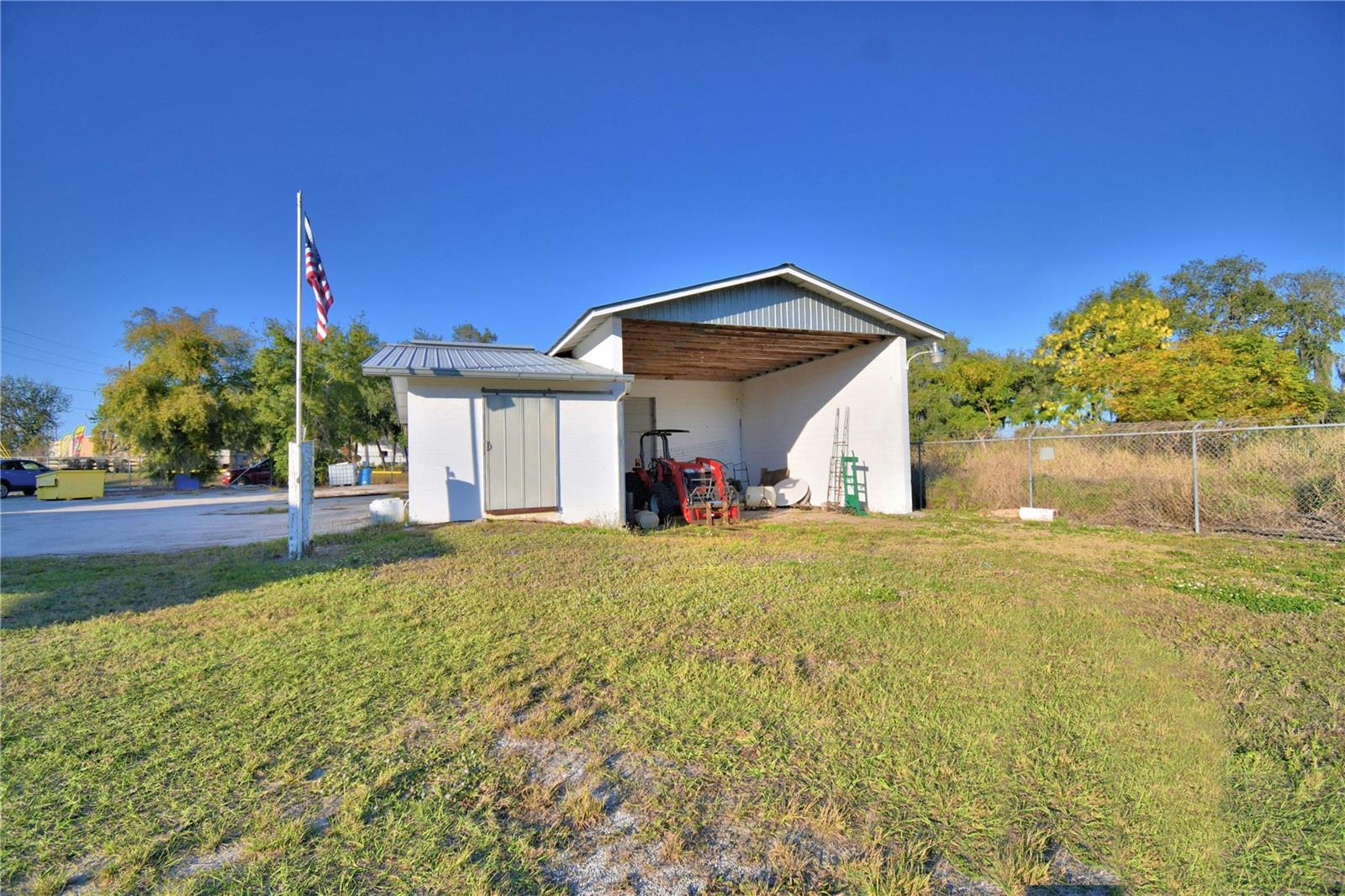 Main image without alt text