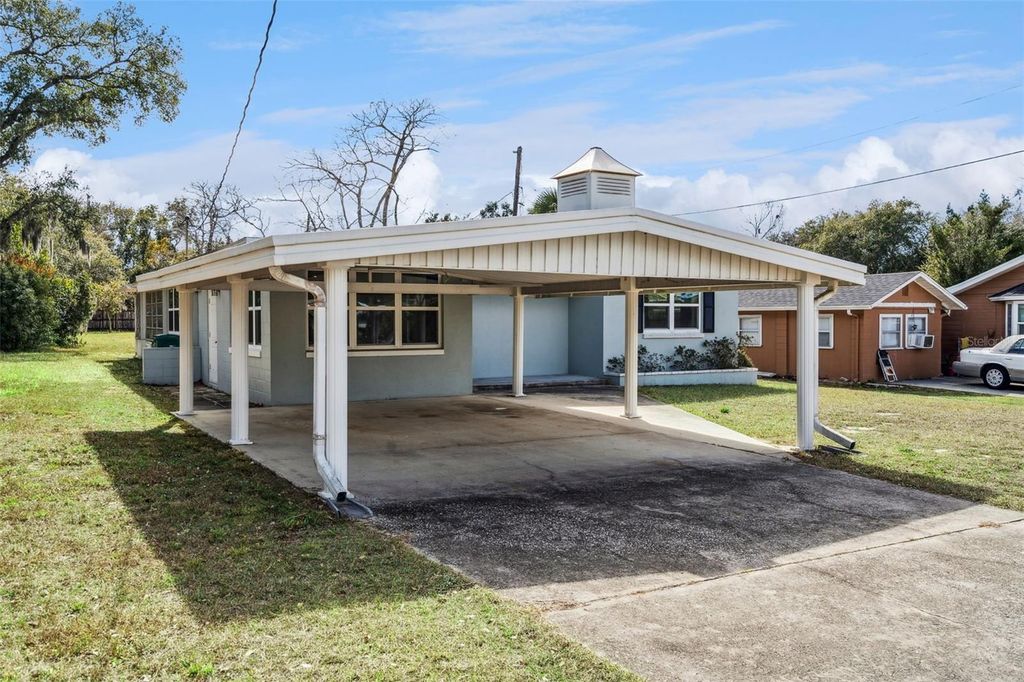 Photo of 822 Poinsettia Drive, Eustis, FL 32726 (MLS # O6382121)