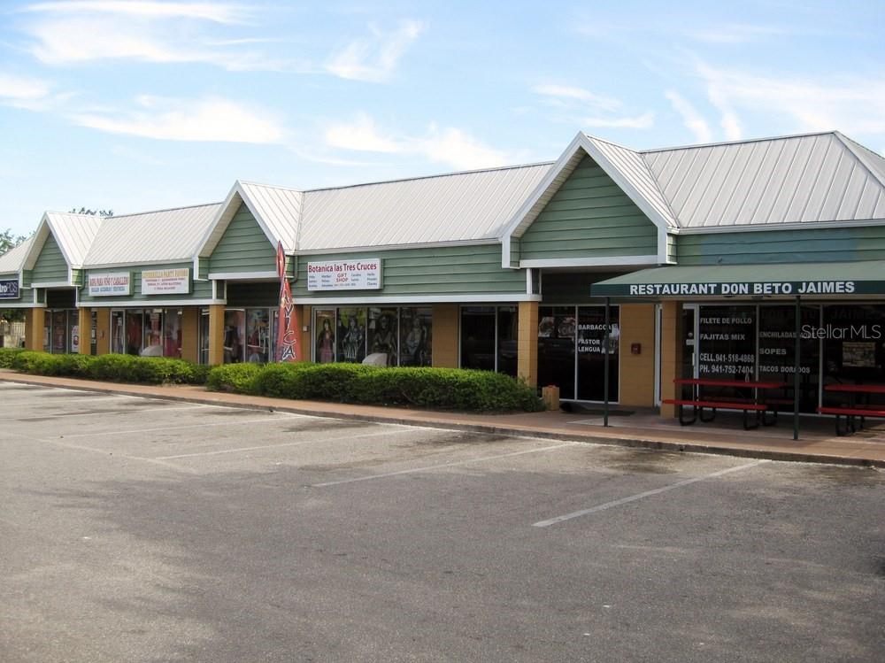 Retail or office suites available in popular, busy neighborhood center at southwest corner of 15th Street East and 63rd Avenue East in Sarasota, Manatee County. Â Features of this Center include the location next to an apartment complex promoting walkability to the the businesses, Easy accessibility with an entrance on 63rd Avenue East and 15th Street East, and many other successful businesses driving business to the area.
The units in this shopping center provide large signage, floor to ceiling windows to be used for display and lighting, and unit fronting parking.
Join other local businesses including the very busy Don Beto Jaimes Restaurant, Metro PCS, and Oneco Dental Center.