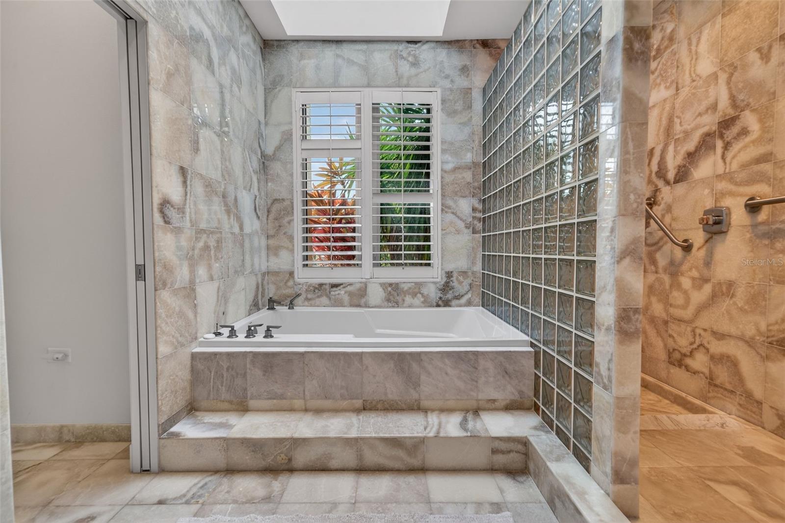 BAY ISLES - Residential