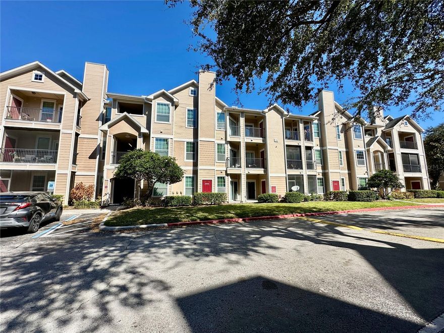 Beautifully renovated condo in Ocoee Florida!  Ready NOW!  This condo is on the ground floor, new kitchen, new flooring, new bathroom, new ceiling fans, freshly painted, open floorplan, gate community with clubhouse, gym and pool.  Minutes to Downtown Orlando, close to the highways, shopping and restaurants.  You can relax in your screened in patio.  This condo is like new!!