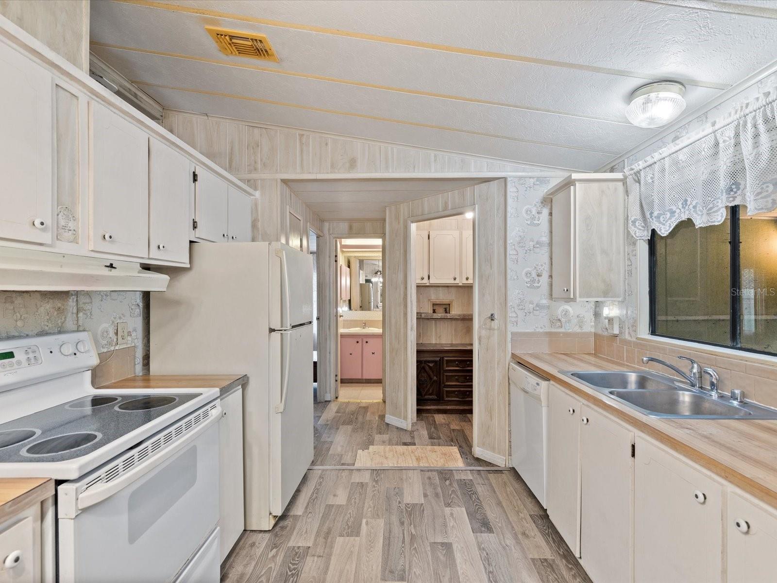 LEISURE HILLS - Residential