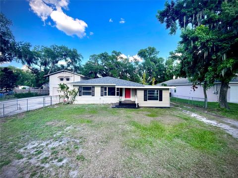 A home in PLANT CITY