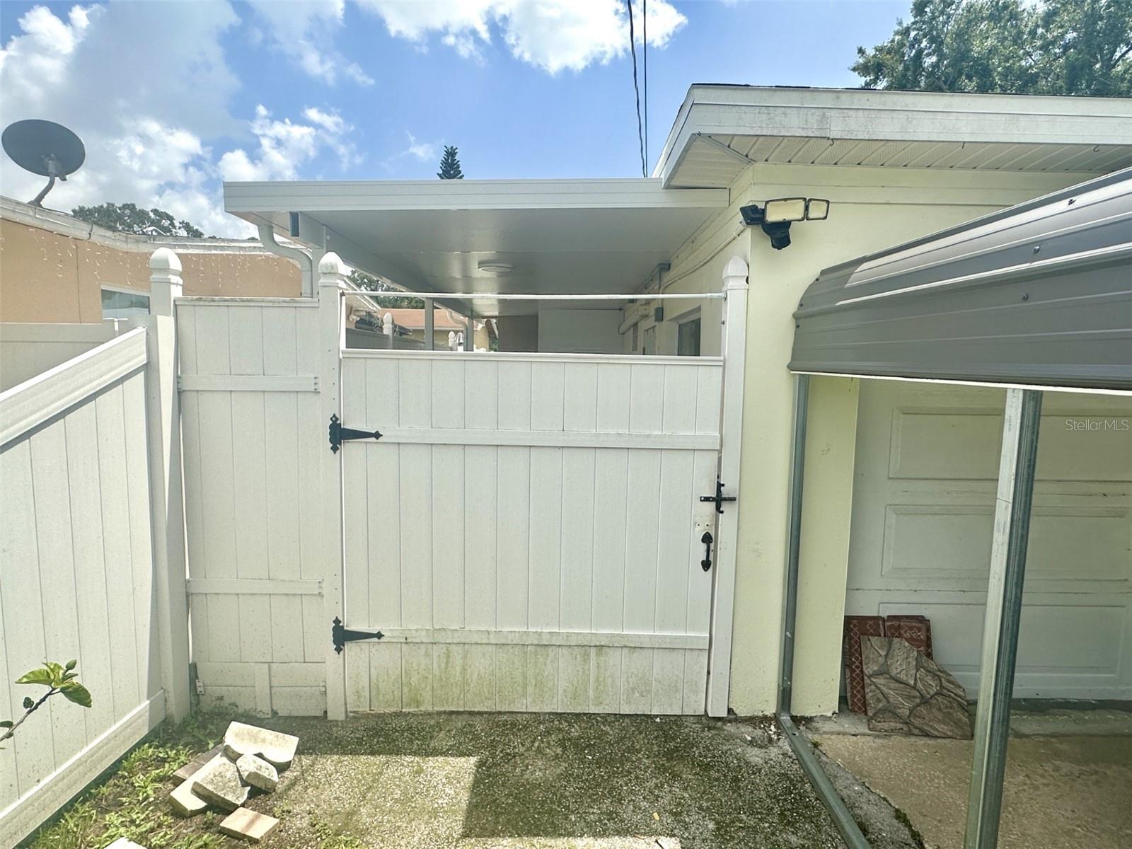 Fully remodeled efficiency apartment in the heart of Tampa (33614). Includes water, electricity, and internet. Features a modern kitchen, spacious bathroom with large shower, private entrance, covered carport, and a well-sized patio with outdoor kitchen, washer, and dryer. Centrally located near shops and highways.