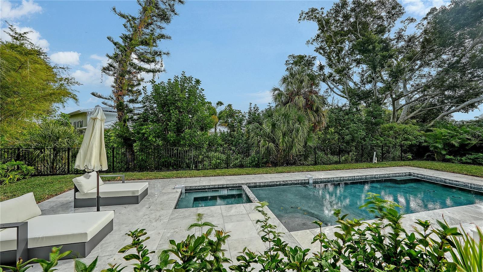 SIESTA BEACH - Residential