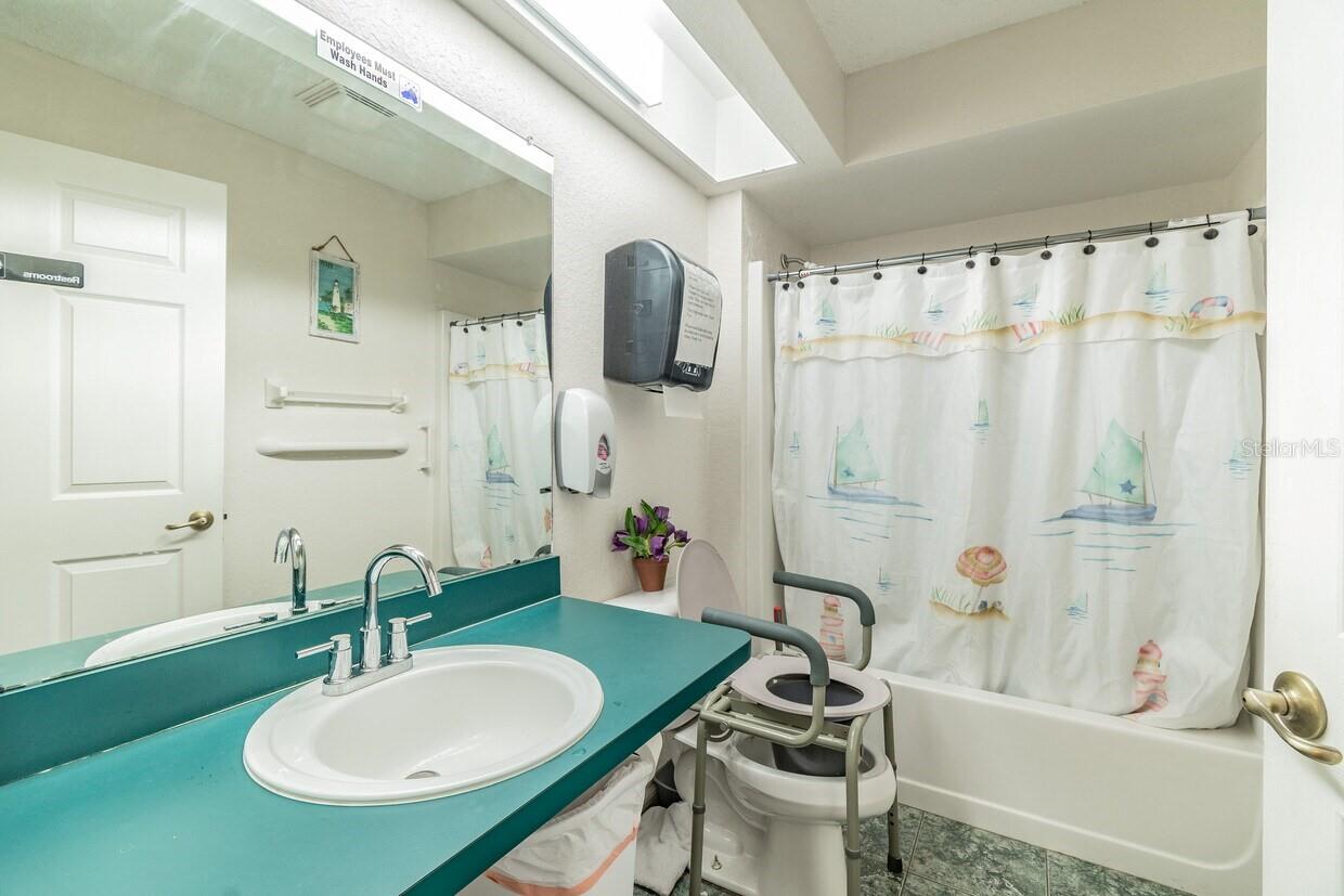 SPRING HILL - Commercial Sale