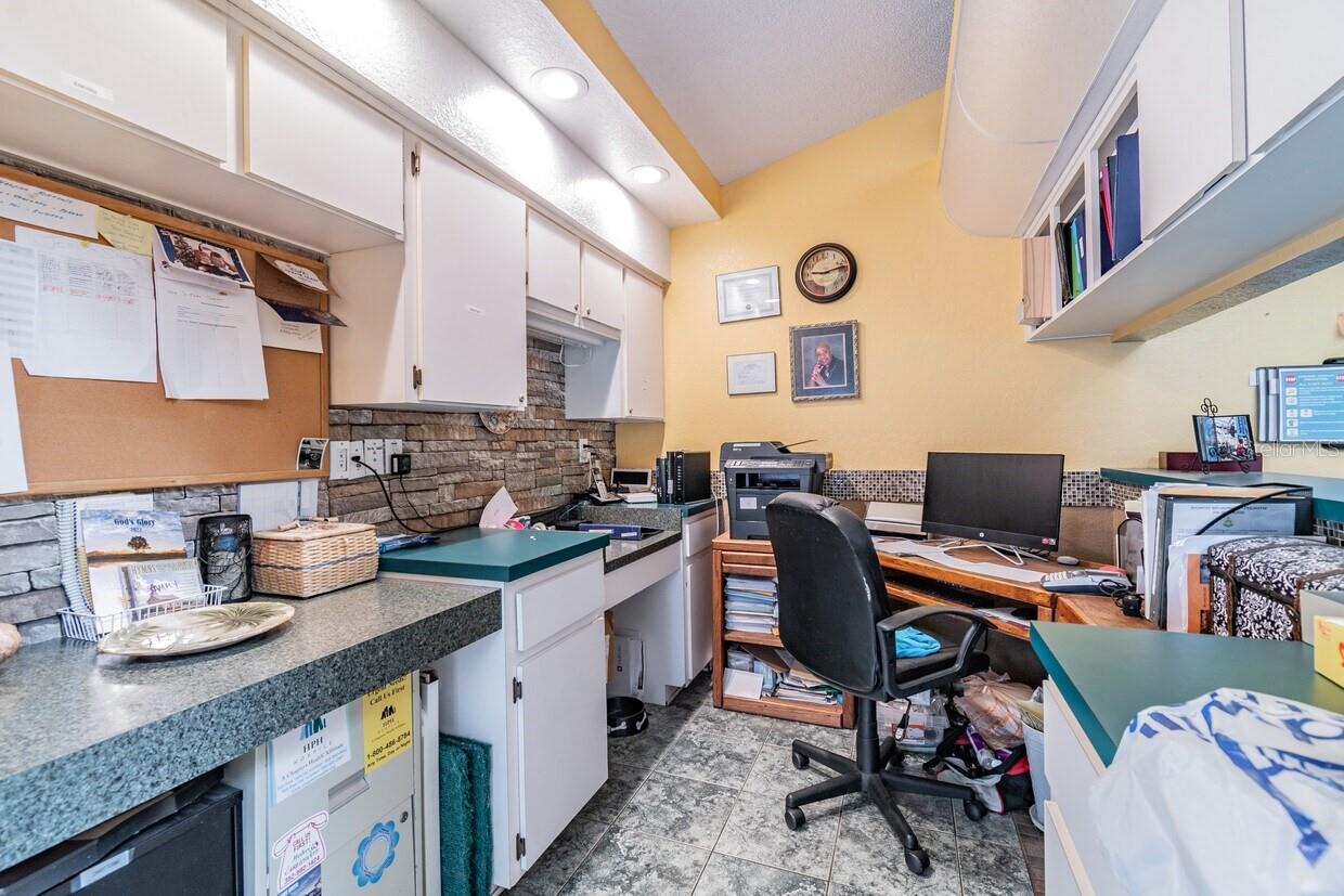 SPRING HILL - Commercial Sale