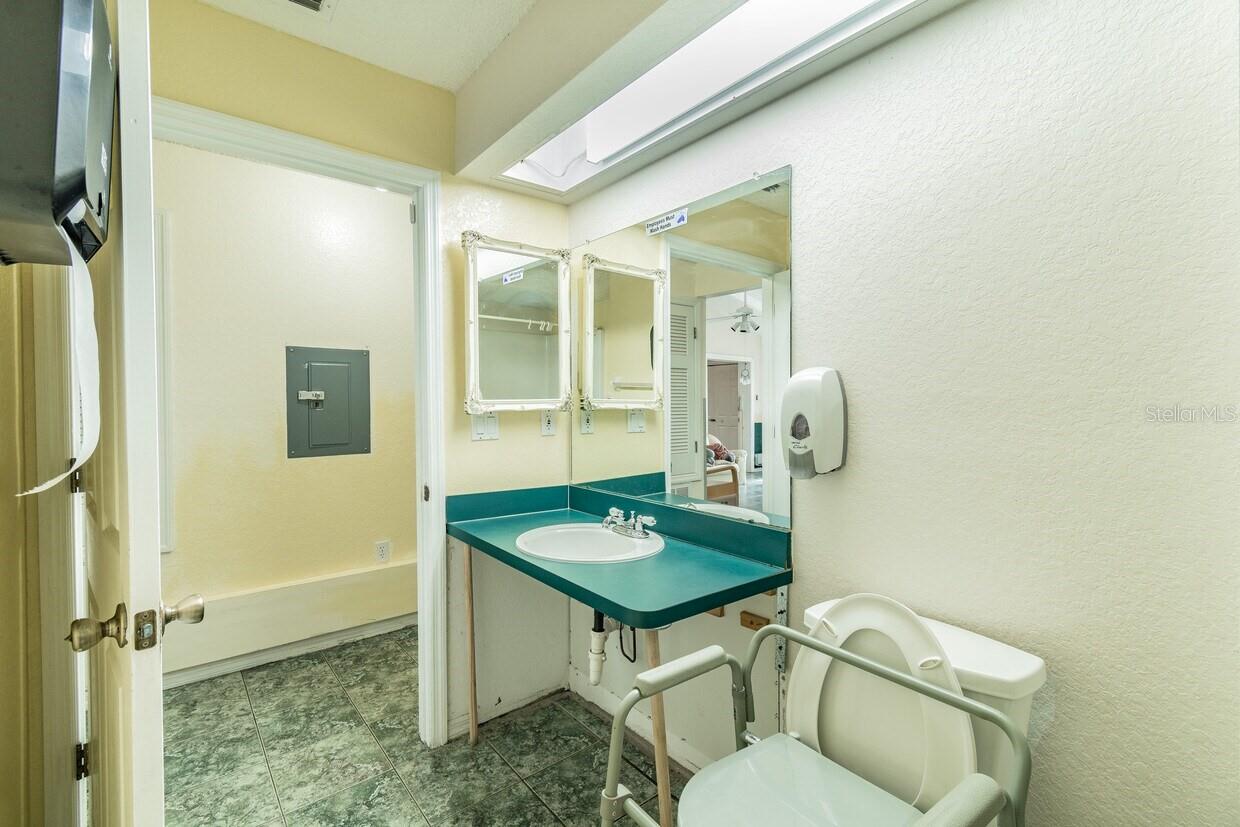 SPRING HILL - Commercial Sale