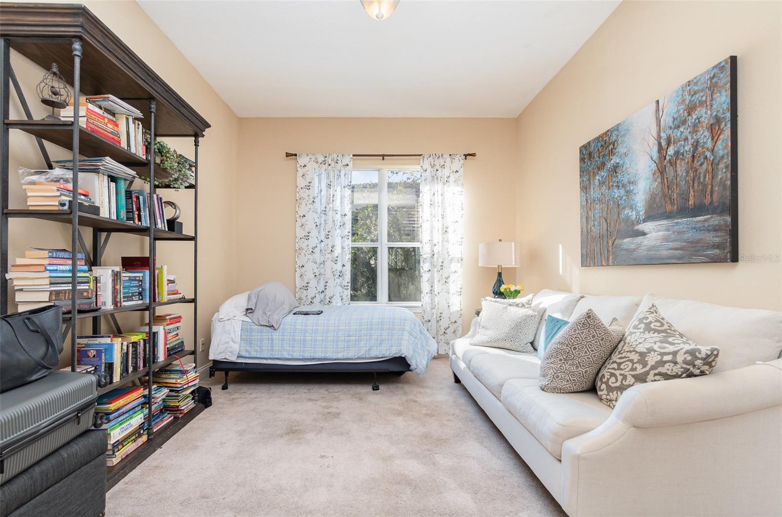 HEATHROW COUNTRY ESTATES - Residential