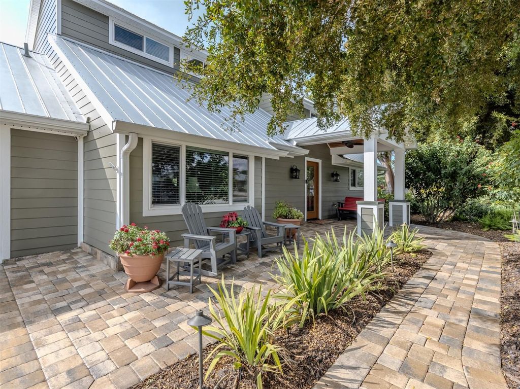 Photo of 614 Ravenna Street, Venice, FL 34285 (MLS # N6143270)