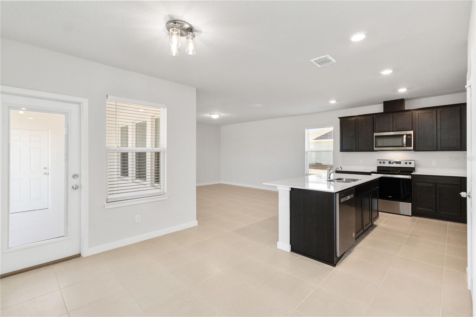 AMELIA GROVES - Residential Lease