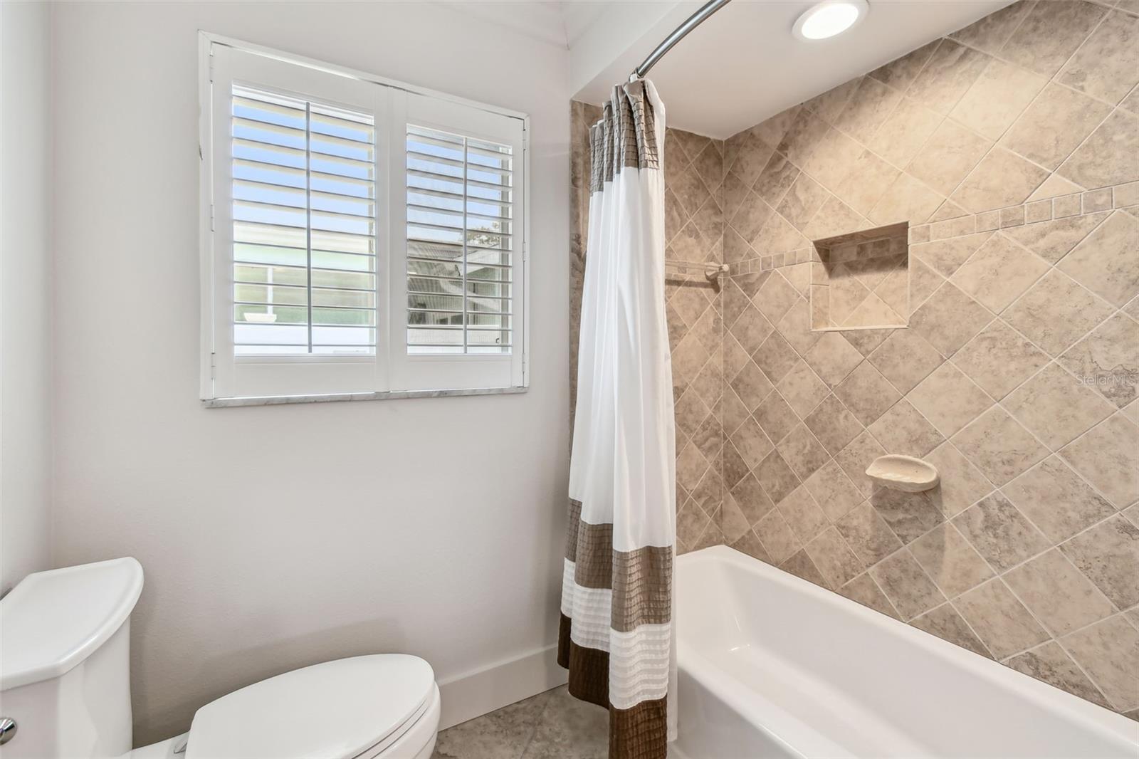 OAKHURST SHORES 5TH ADD - Residential