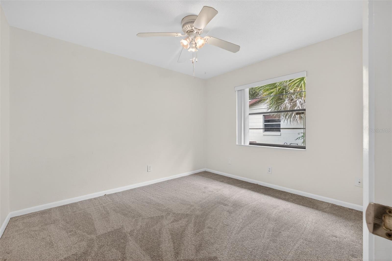 1660 E SHANGRI LA DRIVE