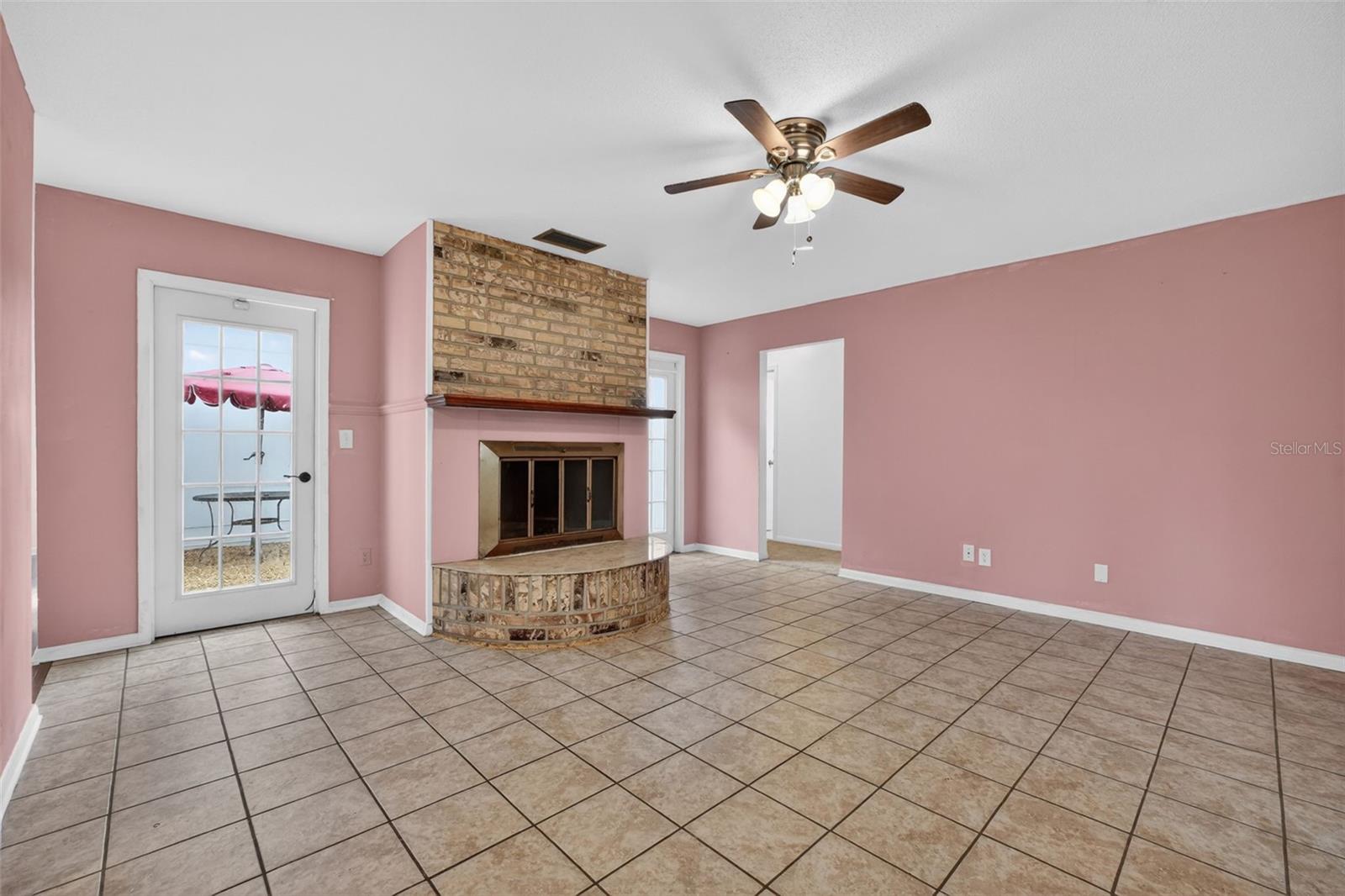 1660 E SHANGRI LA DRIVE