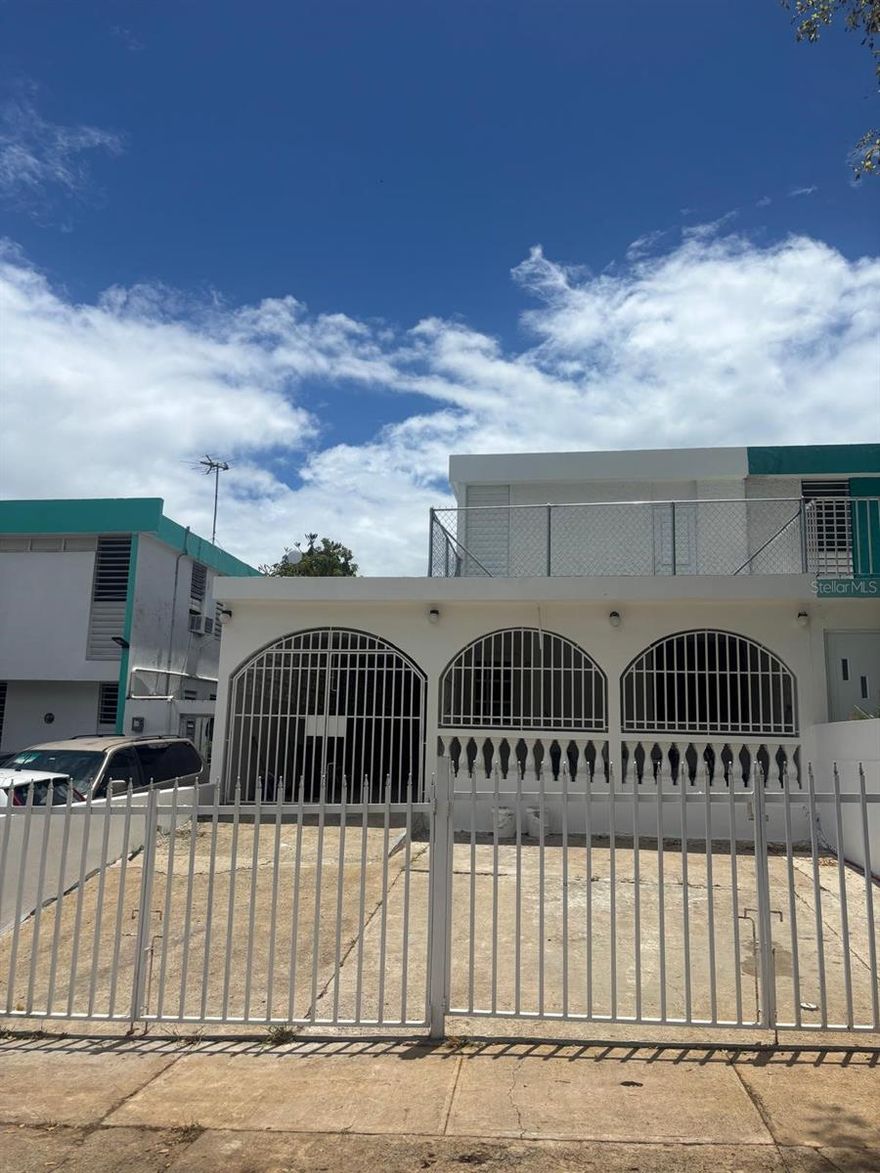 Opportunity in Interamericana Community! Property featuring 3 bedrooms and 1.1 bathrooms, with living room, kitchen, dining room, and carport. Ideal for those seeking comfort and an excellent location, with functional spaces perfect for living or investment.