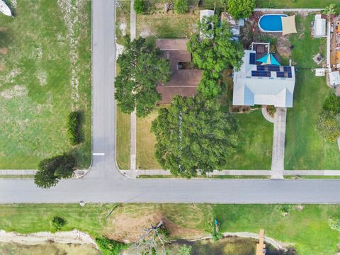 A home in AUBURNDALE