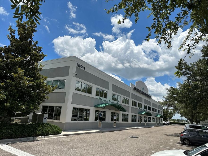 Prime Industrial Flex-Space Near Orlando International Airport (MCO)
An exceptional opportunity designed for small to medium-sized business owners seeking unrivaled connectivity.
Plenty of rooms
Location: Strategically located minutes from Orlando International Airport (MCO).
Access: Only 6 miles south of Downtown Orlando with immediate access to a major interchange, including Florida's Turnpike and Highway 441/17-92.
Specifications: Clear ceiling height of approximately 22 feet, six dedicated parking spaces, and an 8' x 12' roll-up door at the rear.
Ideal for distribution, light manufacturing, or companies requiring premium office/warehouse integration.