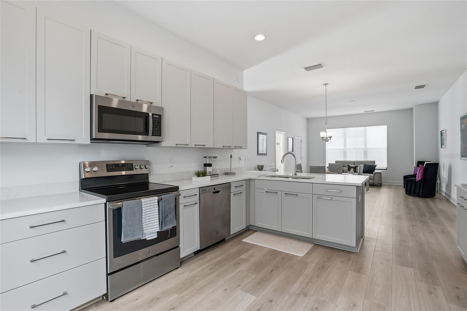 SOUTH WESTSHORE TWNHMS - Residential Lease