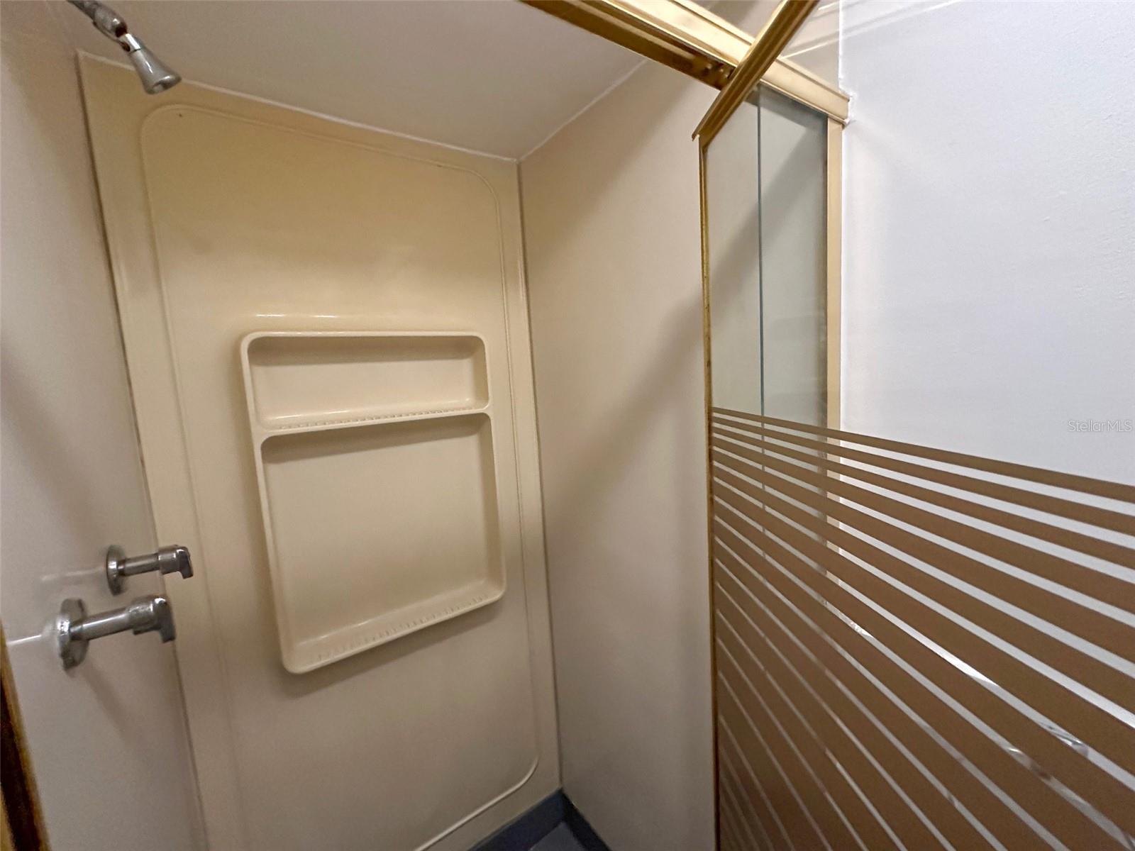 COLONIAL MANOR - Residential Lease