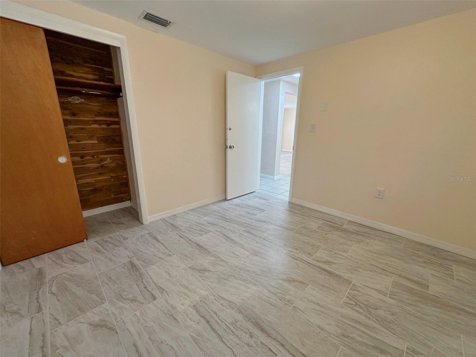 COLONIAL MANOR - Residential Lease