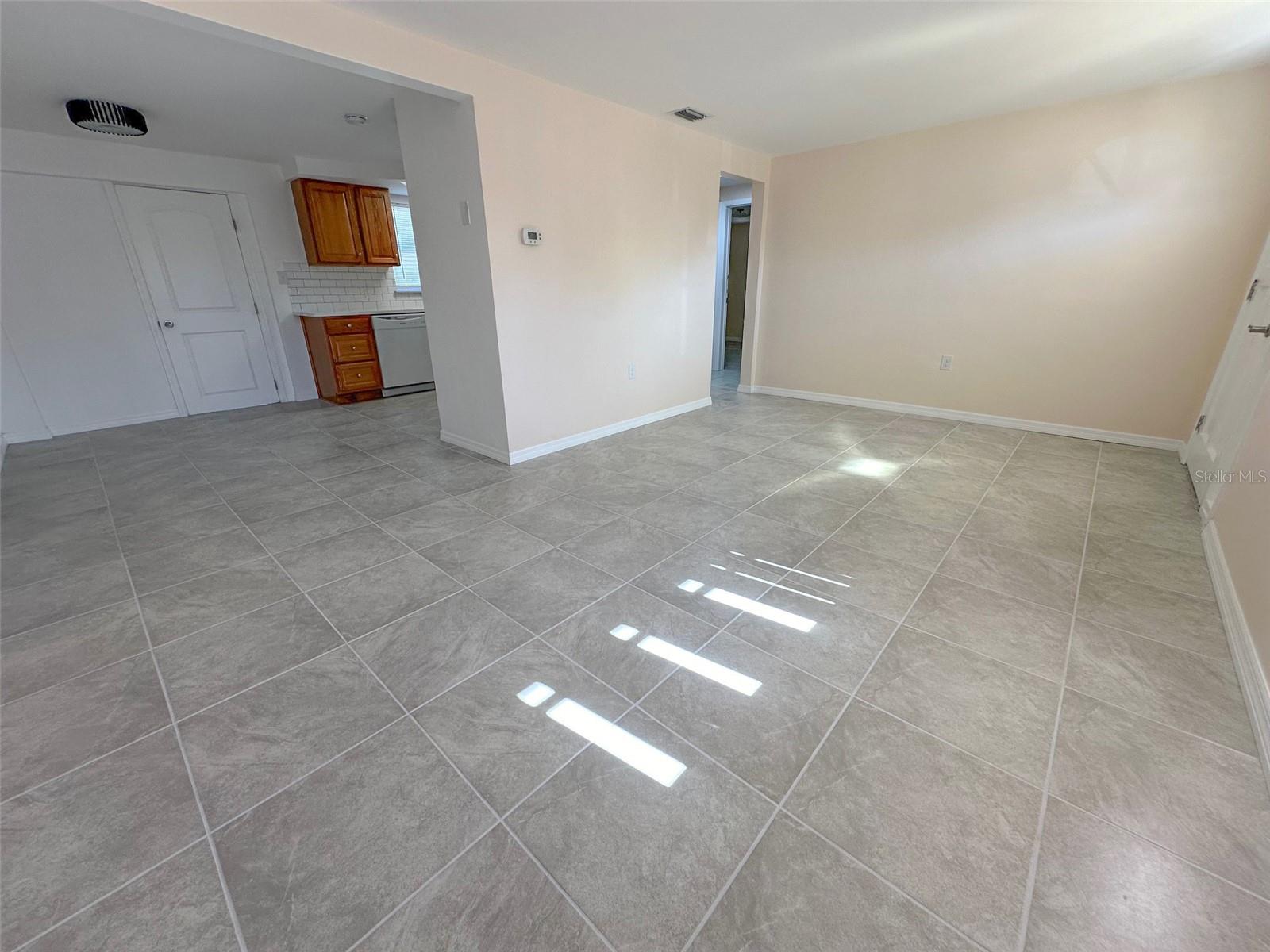 COLONIAL MANOR - Residential Lease