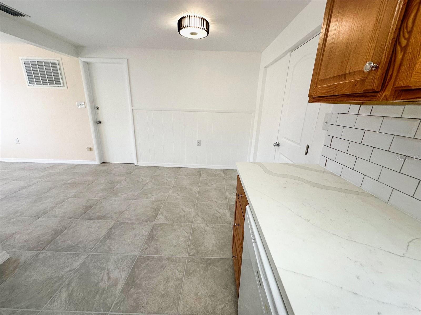 COLONIAL MANOR - Residential Lease