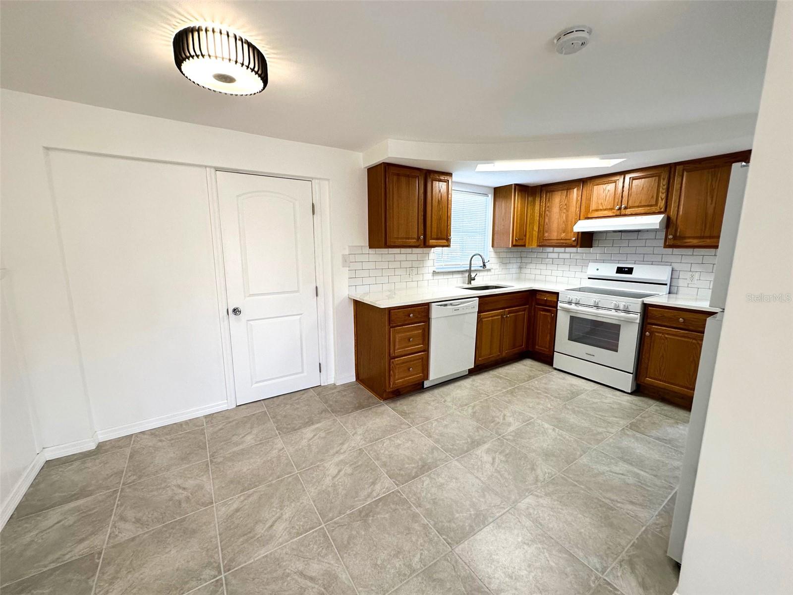 COLONIAL MANOR - Residential Lease